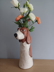 VILLAGE POTTERY TOP DOG VASE CERAMIC BROWN AND WHITE BASSETT HOUND VASE 26cm