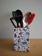 Load image into Gallery viewer, RABBIT Design Wooden Enamel Box 16cm

