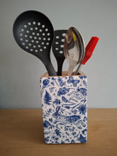 Load image into Gallery viewer, RABBIT Design Wooden Enamel Box 16cm
