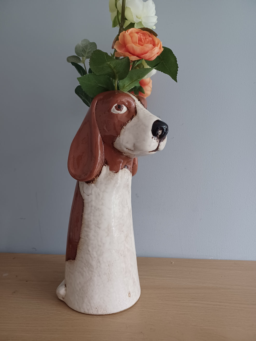 VILLAGE POTTERY TOP DOG VASE CERAMIC BROWN AND WHITE BASSETT HOUND VASE 26cm